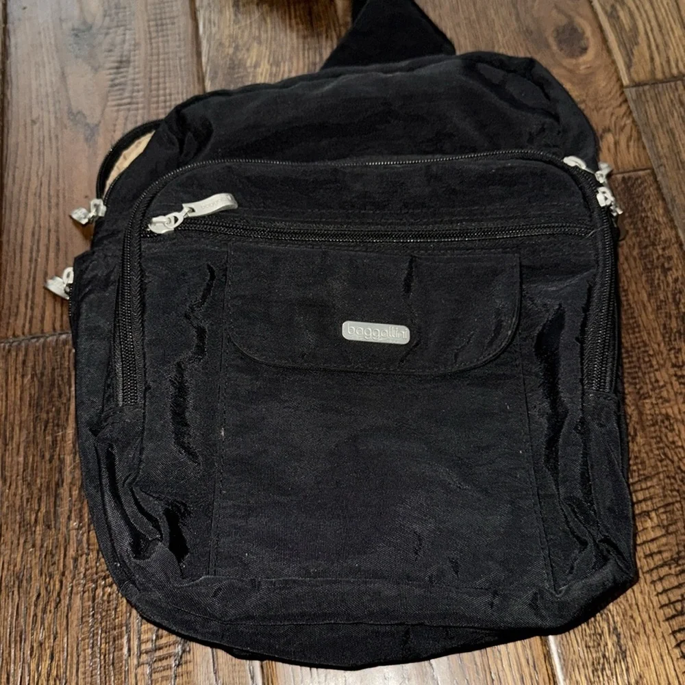 Baggallini Black Slingback Crossbody Chelsea Travel Bag - Picture 3 of 6